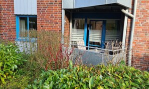 Property grounds - Near the beach, modern ground floor apartment with balcony, free Wi-Fi (Wangerland)