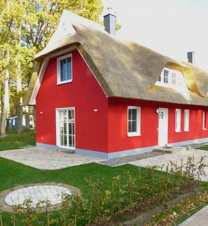 Exterior - quiet thatched roof house, close to the dune forest, sauna, fireplace, WiFi, 2 bedrooms (Glowe)