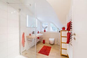 Dusche, Haartrockner, Handtücher, Seife