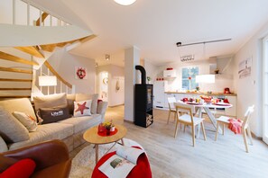 Interior - quiet thatched roof house, close to the dune forest, sauna, fireplace, WiFi, 2 bedrooms (Glowe)