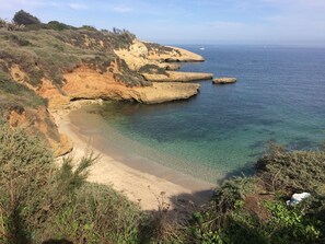 Una playa cerca, sillas reclinables de playa, toallas de playa