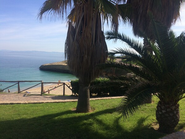 Beach nearby, sun-loungers, beach towels
