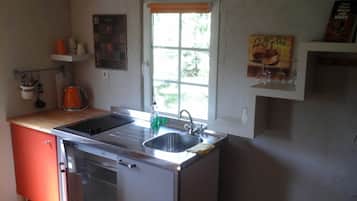 Frigorífico, placa de cocina, cafetera o tetera y hervidor eléctrico