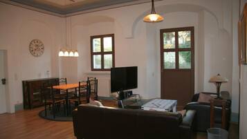 LCD-Fernseher, Bücher, Stereoanlage