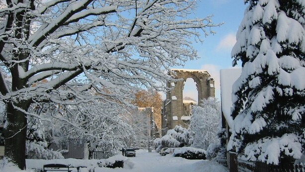 A snow-covered street with a historic stone archway in the background. - Top apartment in small complex, 2-4 pers. 65sqm, balcony, 2 bedrooms. W-lan (Walkenried)