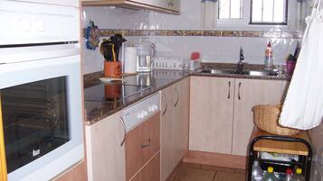 Refrigerador, microondas, horno, placa de cocina