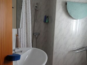 Combined shower/bathtub, hair dryer, toilet paper