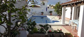 Comfort chalet, full climate, saltwater pool, enclosed garden, wifi, satellite TV 3 bedrooms