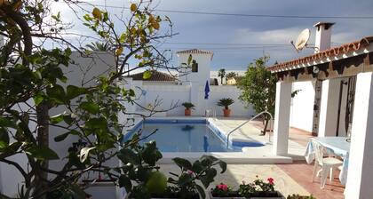 Comfort chalet, full climate, saltwater pool, enclosed garden, wifi, satellite TV 3 bedrooms