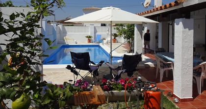 Comfort-mökki, täysi ilmasto, suolavesiallas, suljettu puutarha, wifi, satelliitti-tv 3 makuuhuonetta