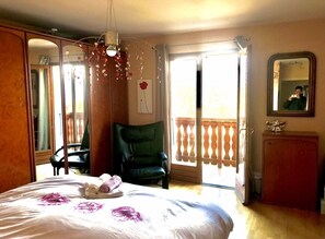 4 bedrooms, iron/ironing board, travel crib, free WiFi