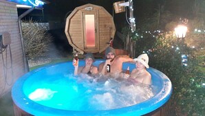Un jacuzzi pequeño al aire libre con cuatro personas.