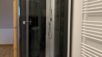 Dusche, Haartrockner, Handtücher, Seife