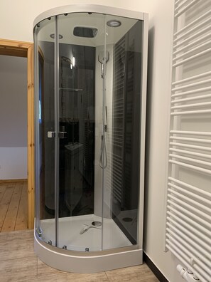 Dusche, Haartrockner, Handtücher, Seife