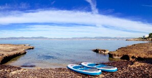 Aan het strand, ligstoelen aan het strand, strandlakens