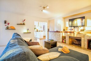 Smart-tv, dvd-spelare, böcker och ett musikbibliotek