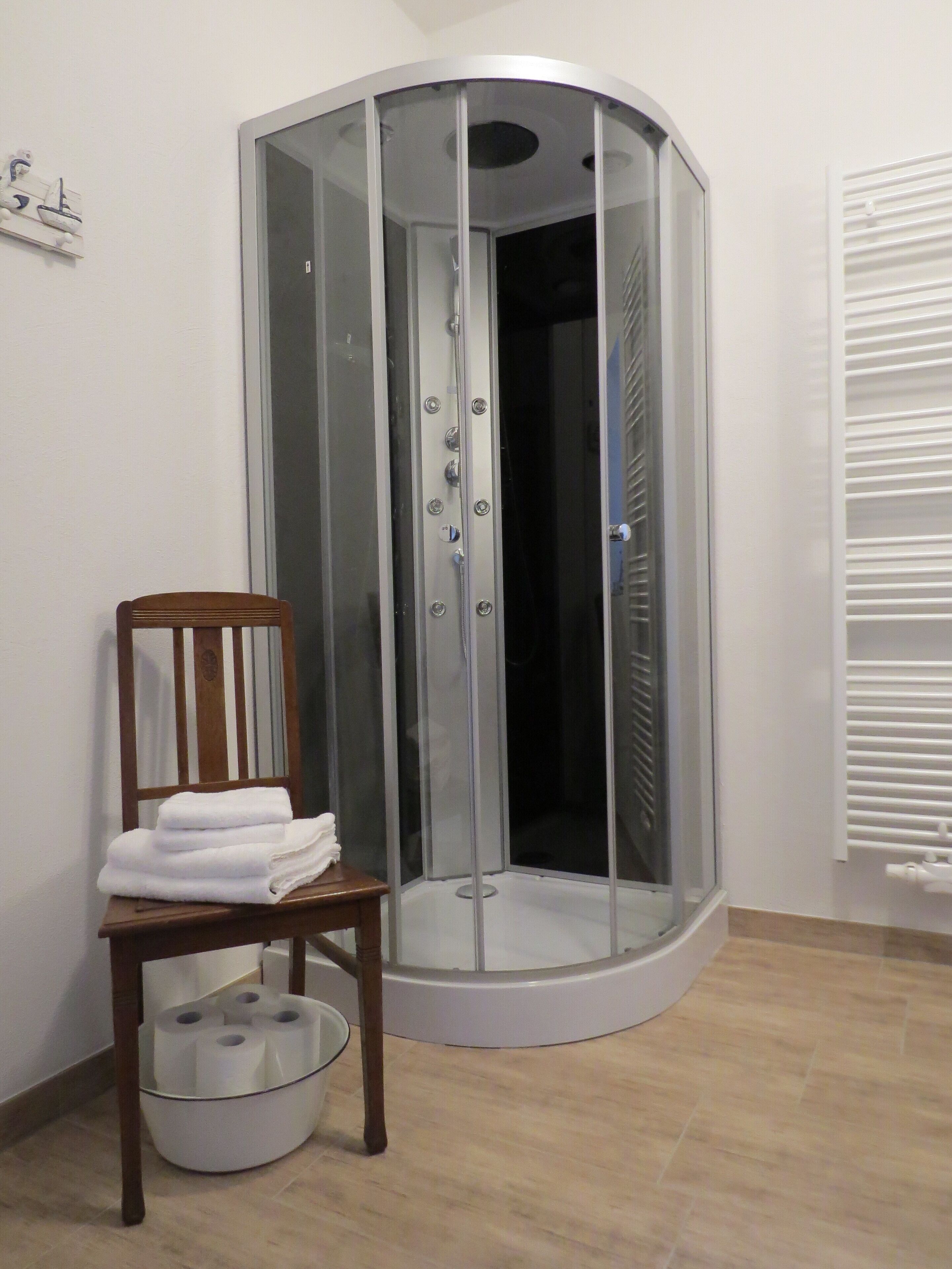 Dusche, Haartrockner, Handtücher, Seife