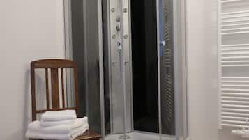 Dusche, Haartrockner, Handtücher, Seife