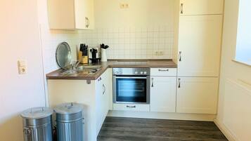 Kylskåp, ugn, spishäll och diskmaskin