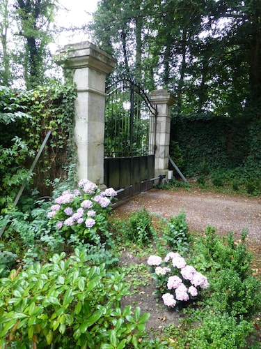 Castle vacation in France (275sqm) 7.5 hectares of park, pool, romantic river