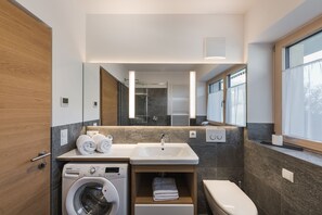 Regadera, secadora de cabello, bidet, toallas 