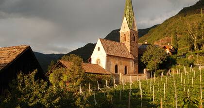 Bodega Messnerhof, decorada con mucho amor, en las afueras de Bolzano.