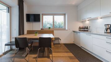 Fridge, microwave, stovetop, dishwasher
