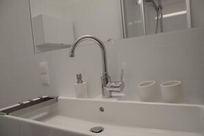 Douche, sèche-cheveux, serviettes fournies, savon