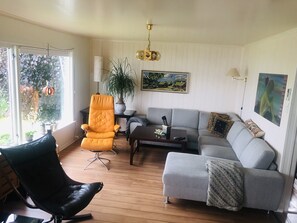 Télévision, lecteur de DVD, livres