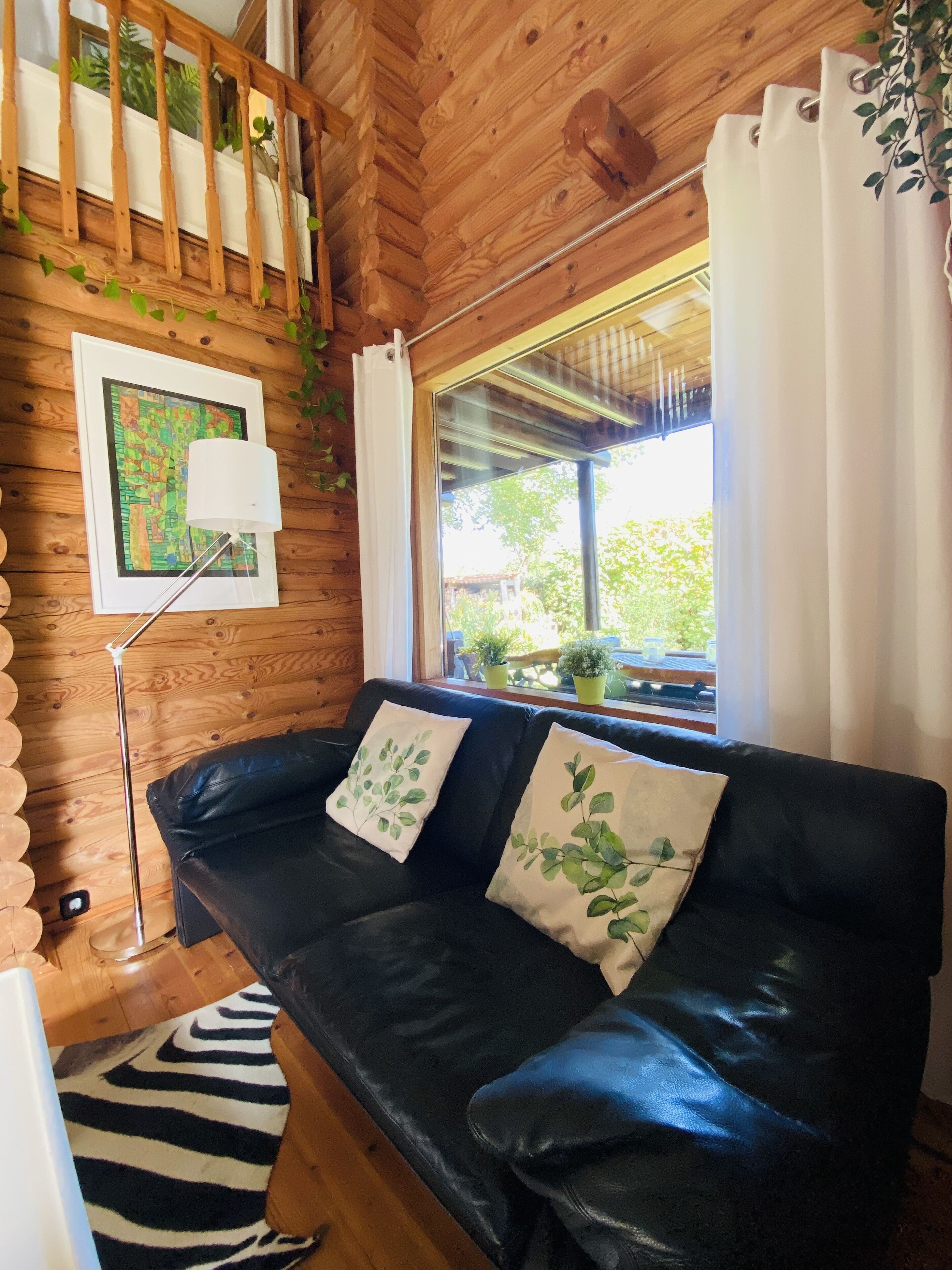 Smart TV, fireplace, books, music library