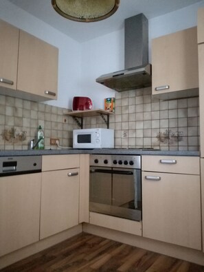 Kjøleskap, mikrobølgeovn, ovn og kokeplater