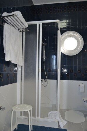 Ducha, secador de pelo, bidé y toallas