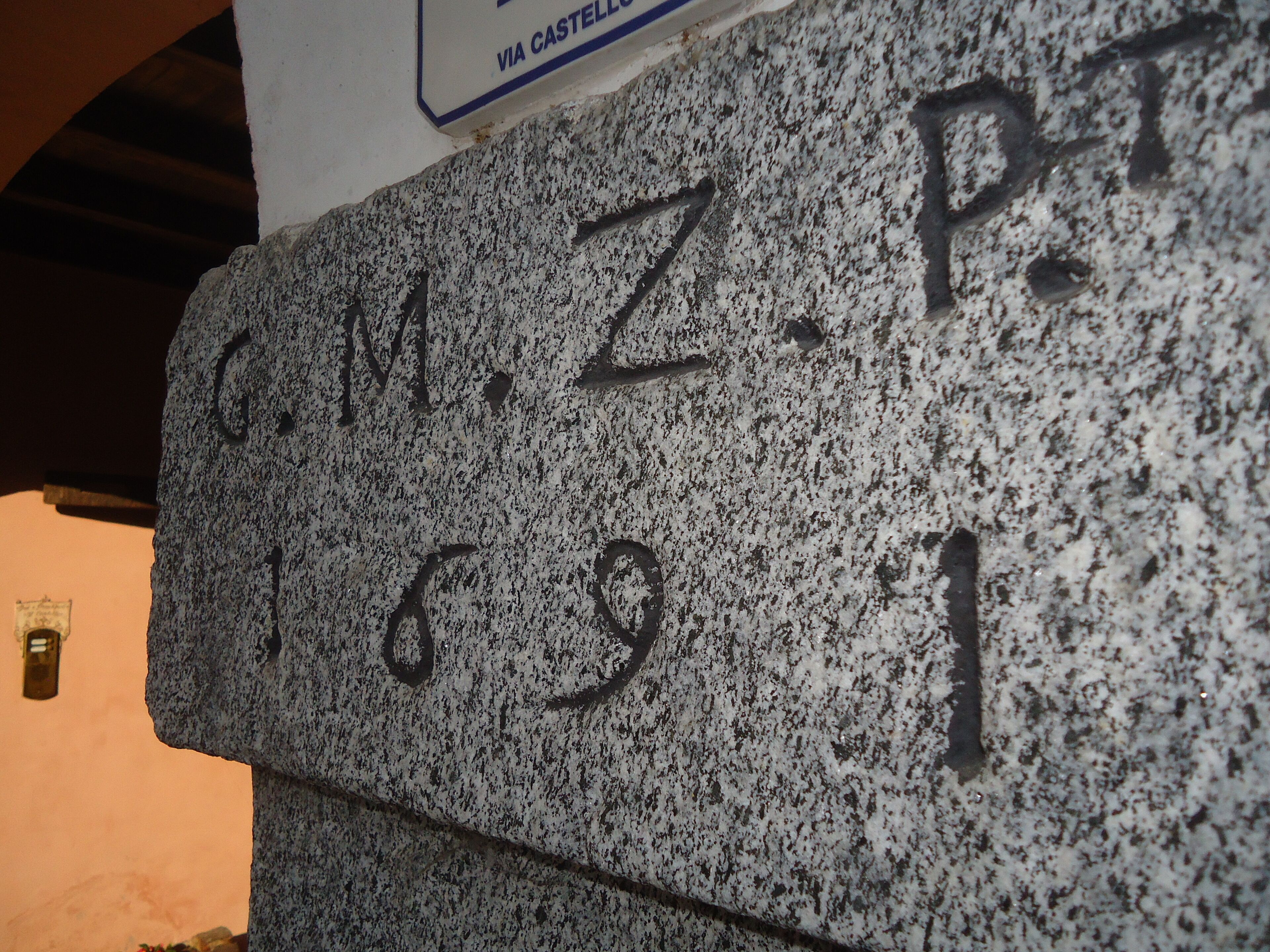 Une plaque de pierre portant des inscriptions.
