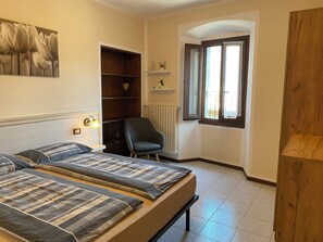 2 bedrooms, travel crib, free WiFi, bed sheets