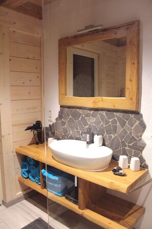 Shower, hair dryer, towels, soap - Luxurious solid-wood house with pool and sauna for 4 people in Allgäu (Aitrang)