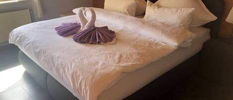 3 bedrooms, in-room safe, iron/ironing board, travel crib