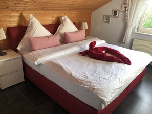 3 間睡房、房內夾萬、熨斗/熨衫板、可攜式嬰兒床