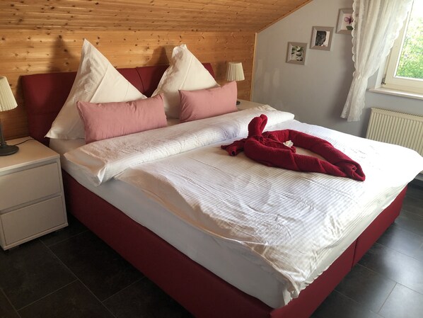 3 bedrooms, in-room safe, iron/ironing board, travel cot