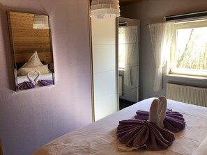 3 bedrooms, in-room safe, iron/ironing board, travel cot