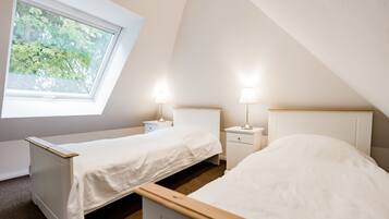 3 Schlafzimmer, Schreibtisch, Bügeleisen/Bügelbrett, Reisekinderbett