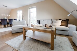 Smart TV, fireplace, DVD player, stereo