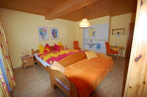 5 bedrooms, travel crib, free WiFi, bed sheets