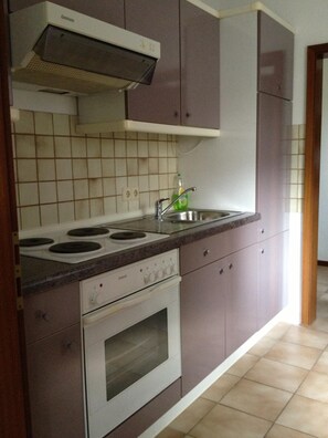 Refrigerador, horno, parrilla de estufa y cafetera y tetera 