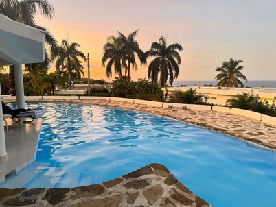 Shell House, un bungalow único con piscina de 14m y vista al mar