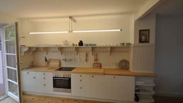 Frigorífico, horno, placa de cocina y lavavajillas