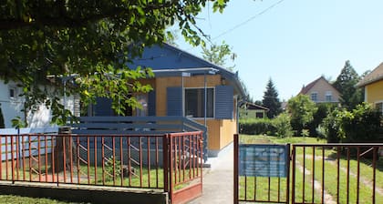 Freistehendes Ferienhaus beim Wellnessbad mit eingezäuntem Garten und Terrasse