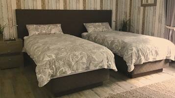 3 makuuhuonetta, tallelokero huoneessa, silitysrauta/-lauta