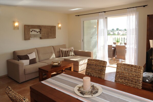 Smart TV, books, stereo