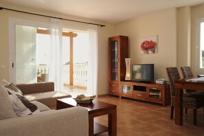 Una Smart TV, libros, un reproductor estéreo