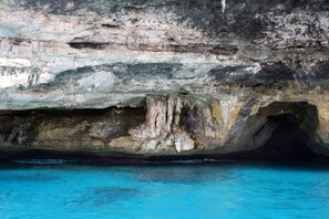 Une grotte dotée d’une piscine naturelle et de stalactites.